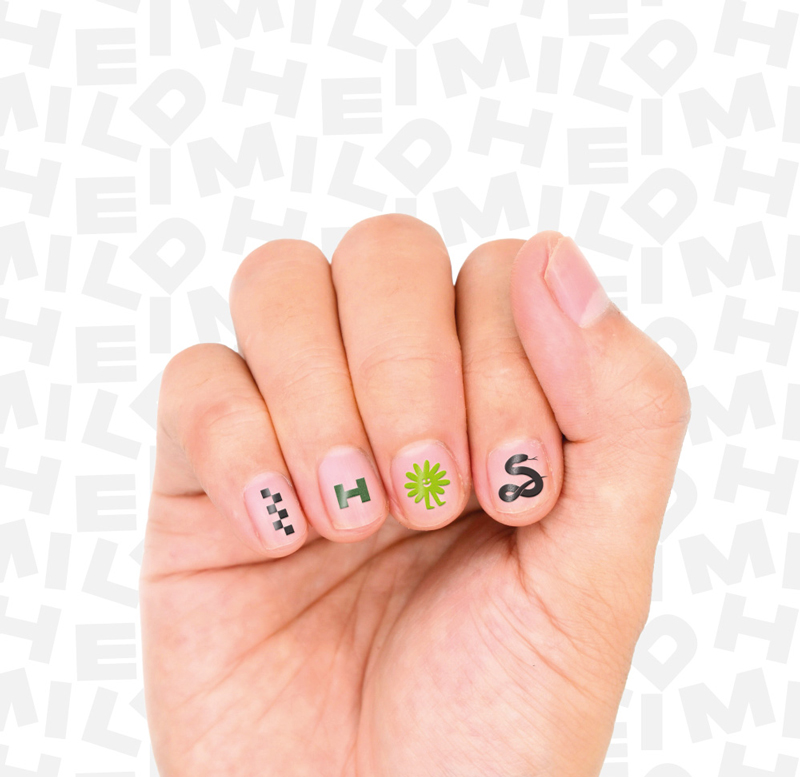 Personalisierte Nagelsticker von HEIMILD Berlin – Hand mit individuellen Nagelaufklebern